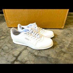 Womens size 7 puma Bella